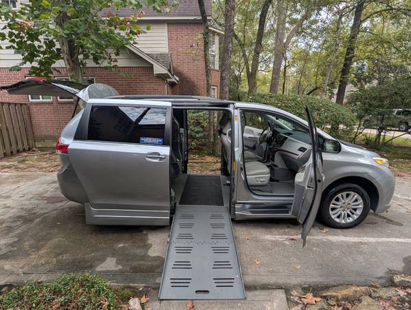 2013 Toyota Sienna XLE Braun wheelchair van 1