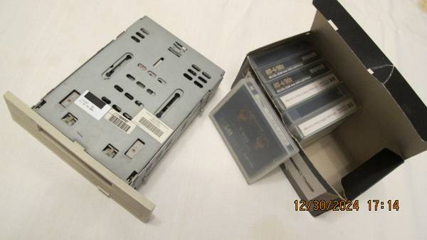 DAT tape drive with tape cartriges 1