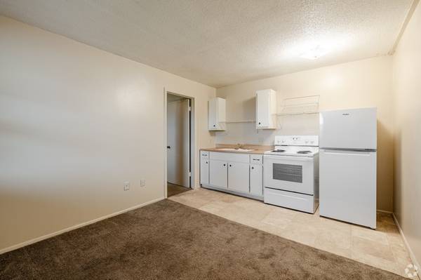 $425 / 1br - 450ft2 - Courtyard Renting is a Dream Come True! (Emporia)63624470472707121