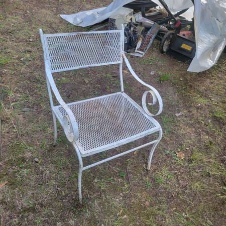 4 Iron outdoor chairs 1