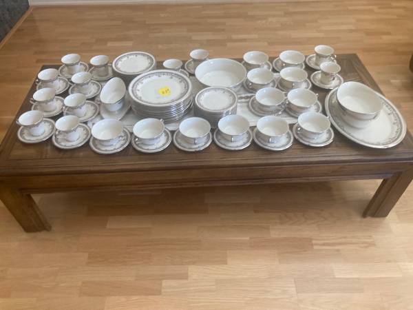 Complete set of 8 Lennox ChinA 1