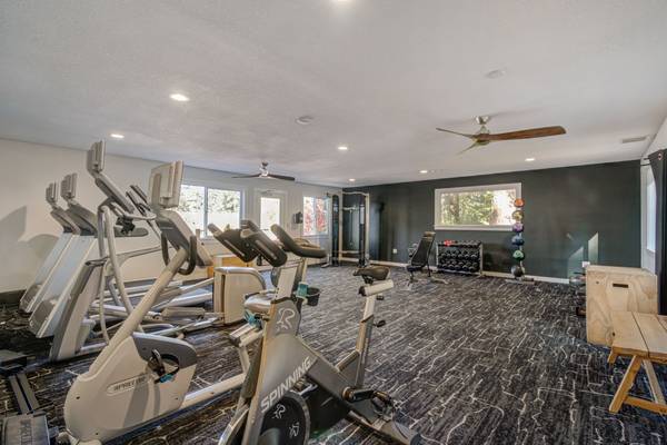 $1,635 / 1br - 660ft2 - One month free! Wood fireplace, large patio, pet friendly (Portland, Beaverton, Tigard, Murray Hill)63867270103681123