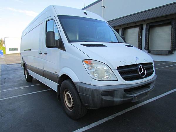 2011 MERCEDES-BENZ SPRINTER 2500 Furgón MOTOR NUEVO, Estantes de Utilidad, Trasero - $8995.0063623498923137120