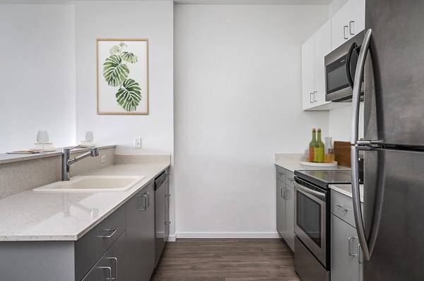 $1,600 / 1br - 704ft2 - Spacious 1 Bedroom with In Unit W/D! Steps from Transit! Pets Welcome! (Portland - 7-Minute Drive to Mt. Tabor Park)63914972052994123