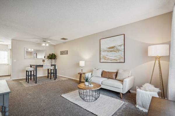 $1,360 / 2br - 960ft2 - * * * Move In BEFORE September 1st! * * * (NE Cedar Rapids)63679423921281121