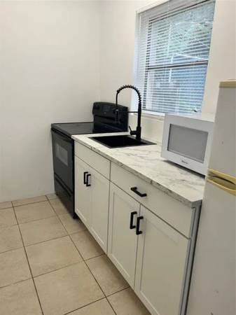 $800 / 1br - Freshly painted in crisp white, this luminous efficiency, attached to main house (Hallandale)64051004306433122