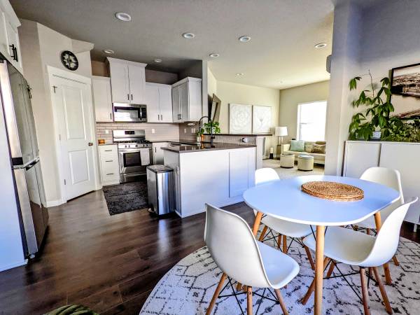 Light-Filled 3BR Townhome | Garage, AC, In-Unit Laundry | Happy Valley 1