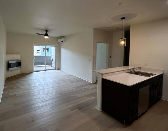 $1,395 / 1br - Salón al aire libre comunitario y electrodomésticos de alta eficiencia energética - 1B en Salem (Salem - Center Street)63660428644481122