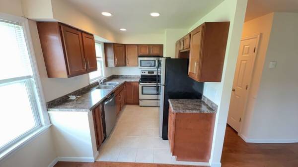 $700 / 2br - 0650ft2 - Updated Comfortable 2 Beds Apt (Sheldon)63982418028034122
