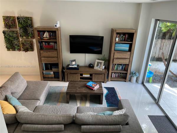 $10,500 / 3br - Beautiful House 3 bed 3 bath for rent in Grove #3071 (Miami)64002012067458124