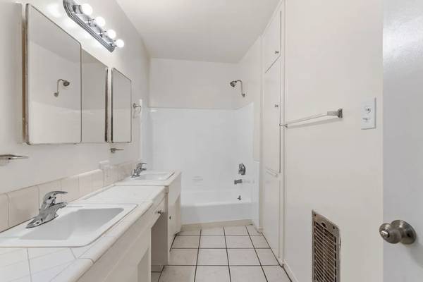 $1,060 / 1br - Upper level 1 bed + 1 bath unit in North Hollywood (11633 Burbank Blvd North Hollywood, CA)63998005954947121