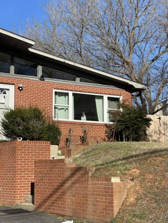$2,300 / 3br - 1200ft2 - Sunny Home with Private Fenced In Yard (Asheville)64029206856195121