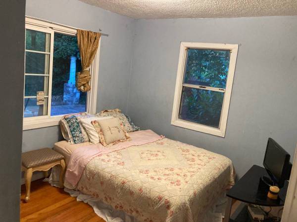 Bright & Airy Room in Renovated Townhouse Available 1