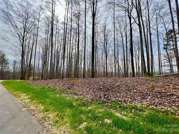 $74,900 Lote 930 de 0.81 acres en The Coves Mountain River Club con un excelente precio (The Coves Mountain River Club, Lenoir NC)64029372709634122