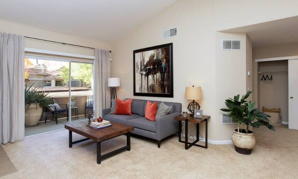 $2,102 / 1br - 792ft2 - RARE LUXURY - FULL SIZE W&D & DETACHED GARAGE INCLUDED (Sacramento / Natomas)63844738559745124