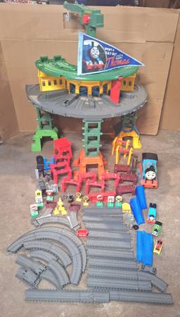85 piece mixed lot Thomas the Tank Engine Gullane playset+ 1