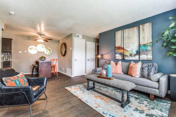 $1,200 / 2br - 980ft2 - Effortless Living: 2 BR w/ Stunning Pool & Convenient Commute (Cedar Hill)63936220439043124
