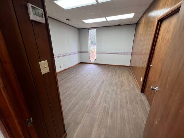$1,300 / 466ft2 - 466 sqft two room suite plus reception, with windows. $1,300 (Athens)63792067321475123