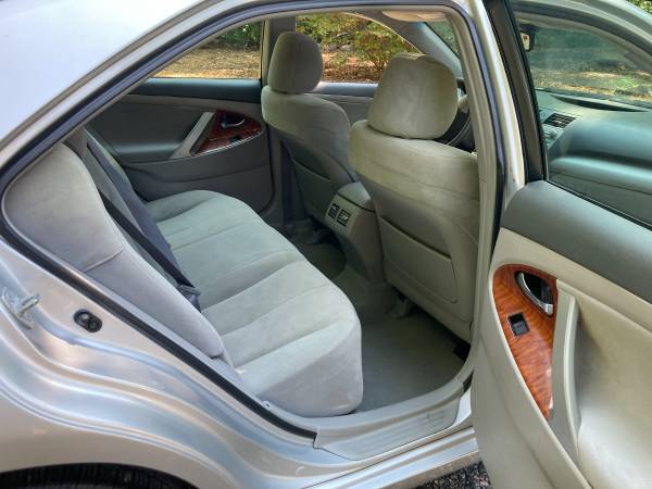 09 TOYOTA CAMRY XLE-CLEAN - $4,900 (METRO WEST-MILLIS)63469622695427123