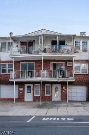 Where the heart is -  Multi-Family Home in Union City. 5 Beds, 3 Baths 1