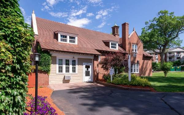 $2,060 / 2br - 975ft2 - Colonial Village Apts- Fall in love with a new apt (Manchester)63931519668355121