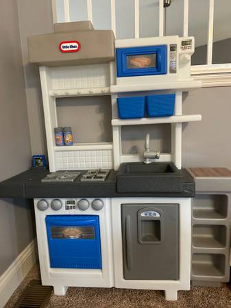 Little Tikes Play Kitchen 1