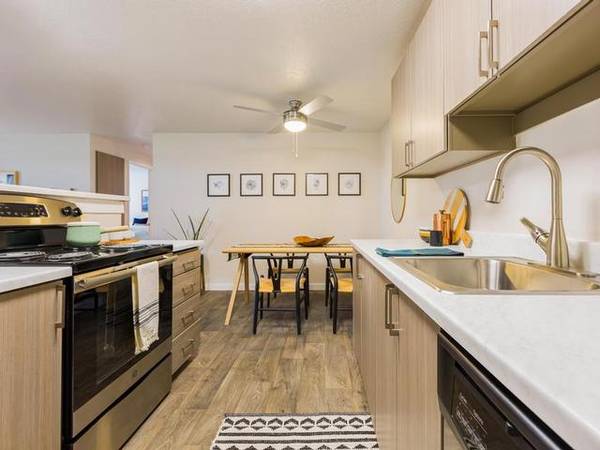 $1,763 / 2br - 856ft2 - Impeccable 2 BR/1 BA with Brand New Hardware & Pet Spa (Vancouver)63672637247361122