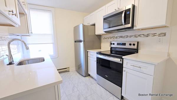 $2,500 / 1br - ♦BEAUTIFUL SUNNY RENOVATED 1 BED LITERALLY IN DAVIS SQ! CAT FRIENDLY! (Somerville - Davis Square)63828556722817124