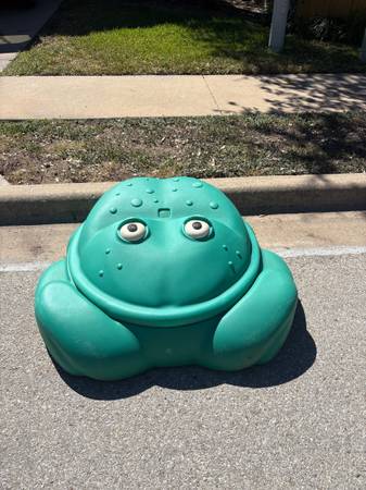 Free Green Turtle Sandbox on curb 1