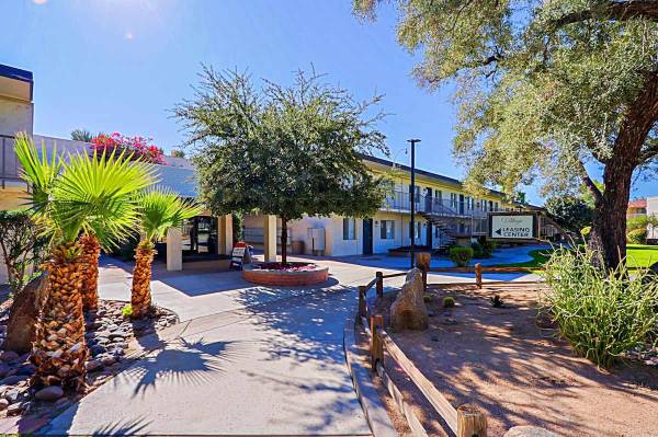 $1,150 / 2br - 850ft2 - Beautiful, Lush Landscaping, Covered Resident Parking, Cable Ready (Scottsdale)64024988619139124