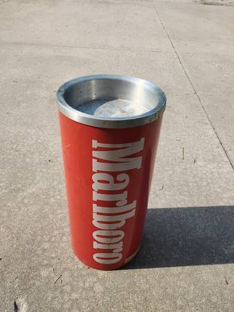 Marlboro ashtray/trashcan 1