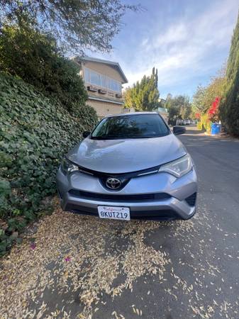 Toyota rav4 2018 clean title - $8,500 (Studio city)63615887981443122