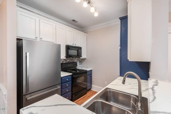 $1,426 / 1br - 760ft2 - Well-maintained 1-bedroom, 1.5-bath unit (Cary)63685979298691123