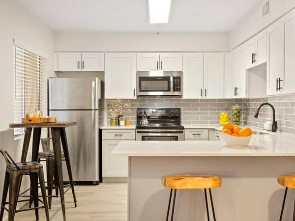 $1,285 / 2br - 780ft2 - Convenient 1 and 2 BR  Easy Freeway Access, Airy Layout, Pet Fr (Scottsdale)64024995135235123