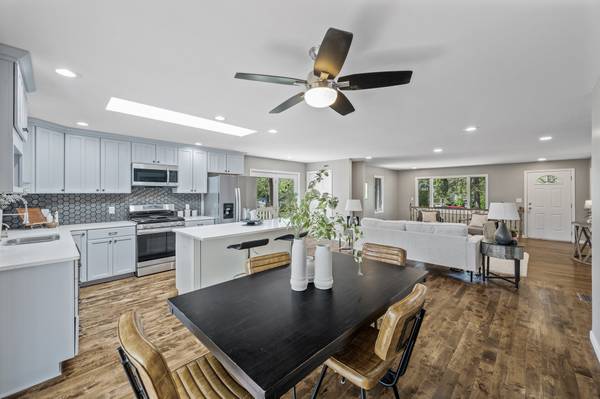$639,900 / 4br - 2528ft2 - Renovated 4 bed 3 bath on 1/2 acre lot Open house 10/11 1-3 pm (Excelsior)64003958142594124