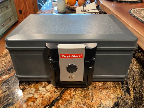 🔴 Safe. Fireproof / Lockable portable hand safe. “First Alert” brand. 1