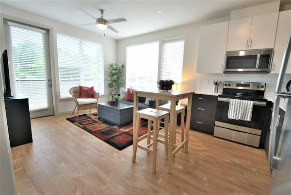 $1,495 / 1br - Stylish Top Floor 1 Bed at Urbanaire! Come Tour Your New Home! (SE Portland, Belmont, Buckman)63870109084033122