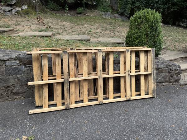 Shipping pallets (x2) 1
