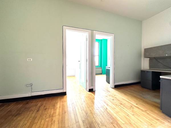 $900 / 334ft2 - LOFT OFFICE SPACE / WORK SPACE, ARTIST STUDIO  4554 #304 (Uptown)63960014815875120