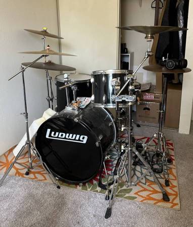 Solid Used Drum Set in Excellent Condition - Cymbals + Stands included 1