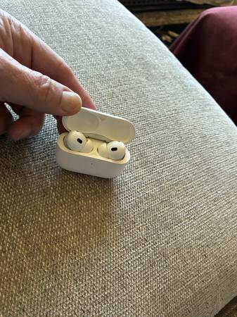 AirPods Pro 2 with MagSafe Charging Case (Lightning) 1