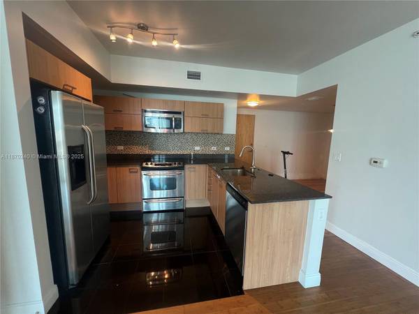 $3,490 / 2br - 1030ft2 - 1 year lease - 2Bed/2Bath + DEN. Internet, cable & 1 parking included (Downtown/Brickell)63825137759745121