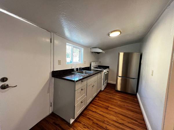 $1,450 / 1br - 400ft2 - Renovated 1-Bedroom with Private Yard Near Ashby BART (Berkeley, CA)63964933117954124