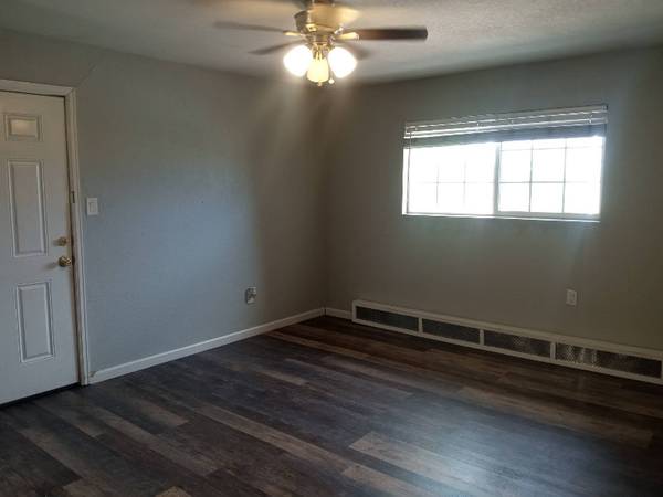 $1100.00 / 2br - 810ft2 - 4050 Airport Rd. Unit #463658264048641120
