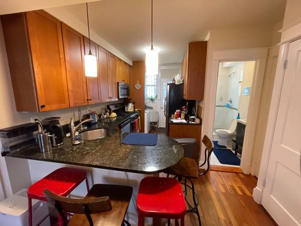 $1,012 / 2br - 1 bedroom in shared Park View apartment w/backyard (Park View)64040027392770122