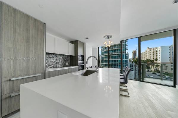 $4,600 / 2br - magnificent balcony the perfect place to relax (2900 NE 7th Ave)64051006399618122