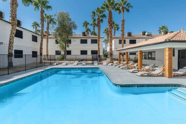 $1,204 / 2br - 875ft2 - Shimmering Swimming Pool, Spacious Closets, Dishwasher63907028944003124