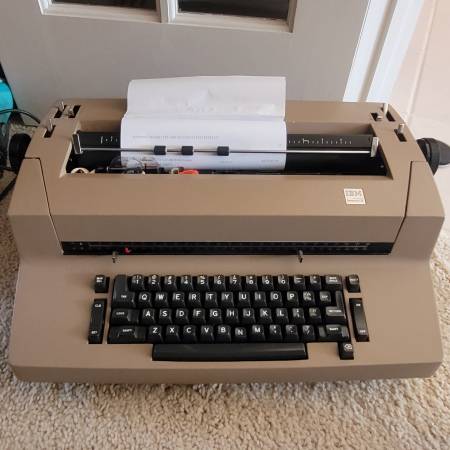 IBM Selectric II Typewriter with 11 font balls 1