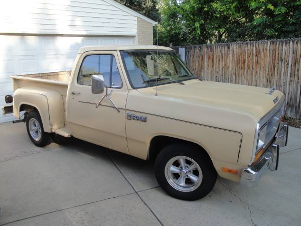 1982 Dodge d150 cama corta paso lateral V8 4 velocidades - $7,500 (Lakewood)63619951744131121