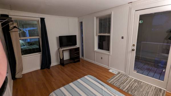 $800 / 1br - 120ft2 - Large Corner Room w/Screened Deck and Private Entrance (Charleston, Folly Rd & Maybank)64015945110913124